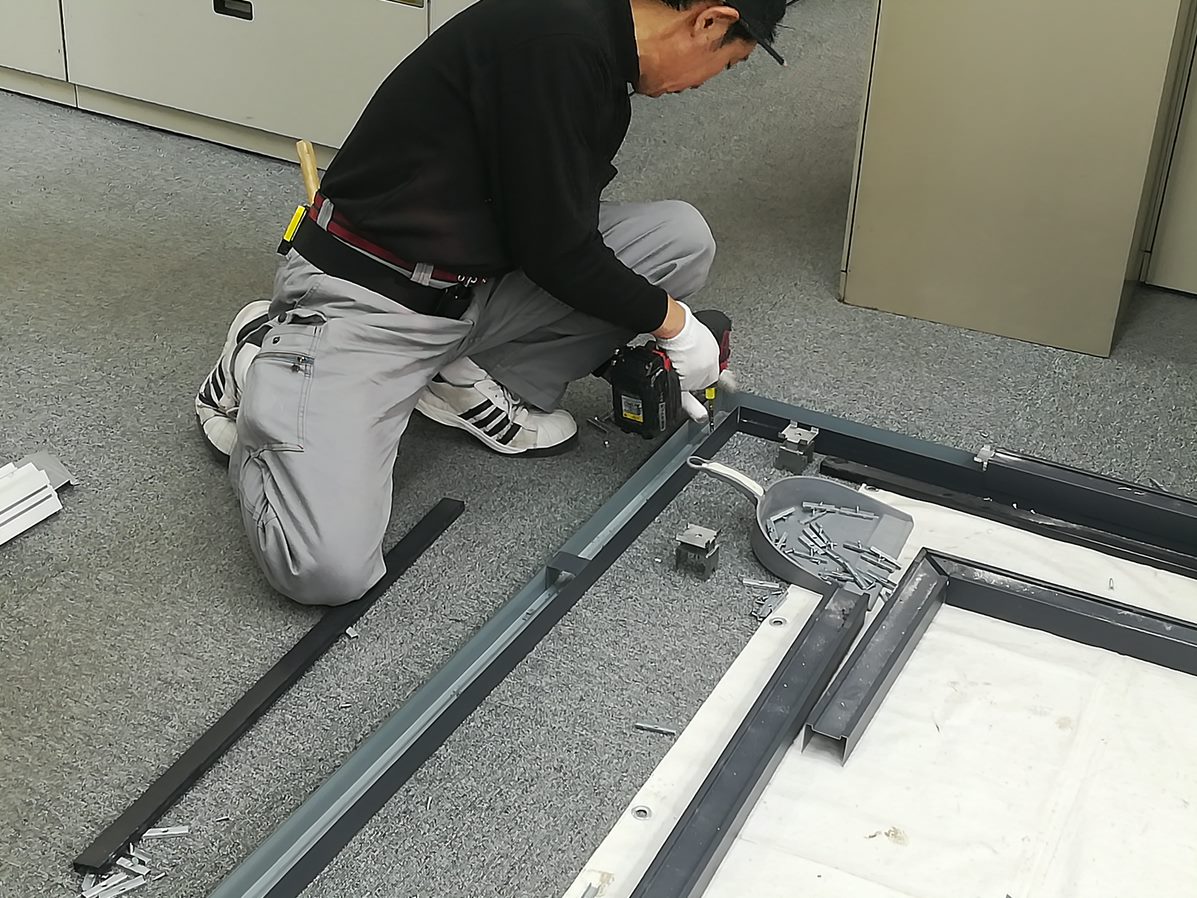 オフィスのレイアウト変更にはパーテイション解体組み立てで対応します 東京オフィス内装工事 Com