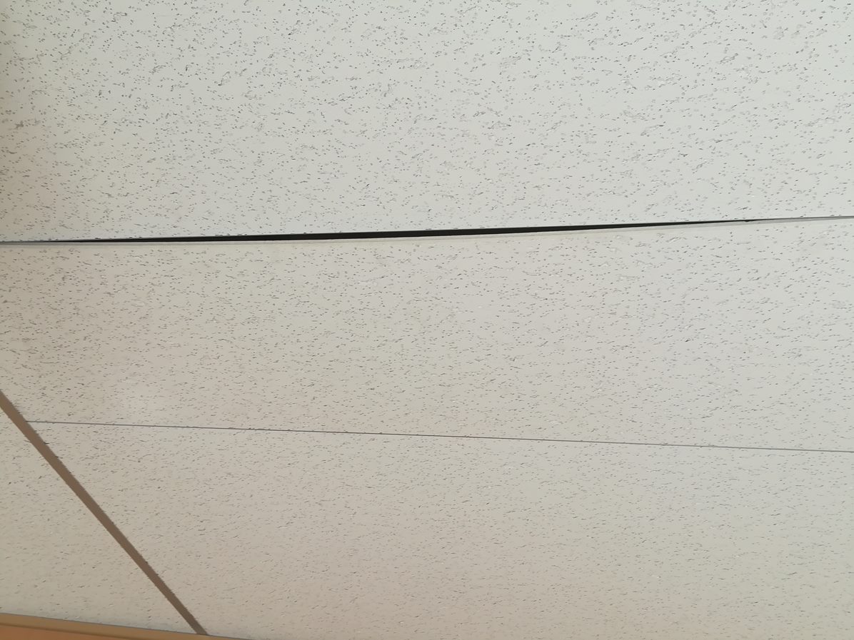 天井ボードに歪みが 心配なので見てもらえますか 東京オフィス内装工事 Com
