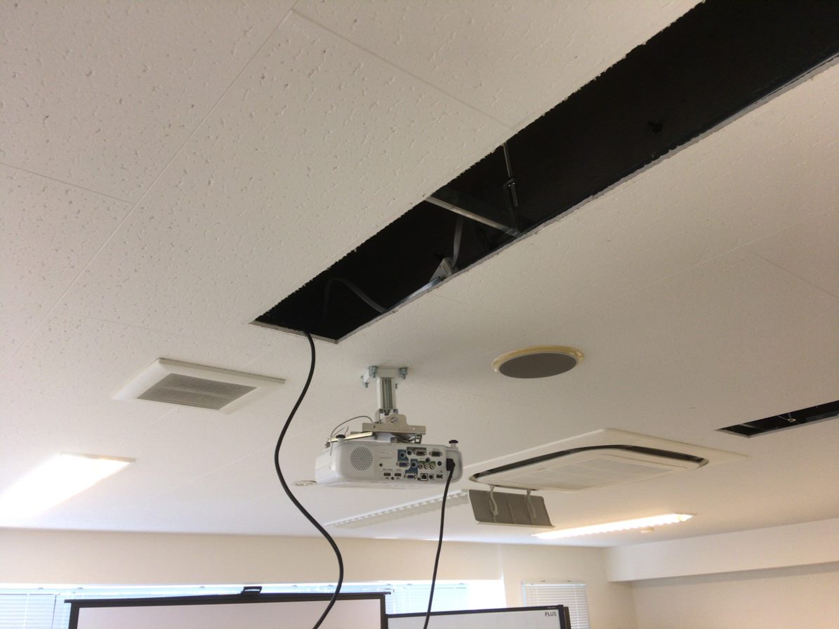 プロジェクター天吊り工事では配線を天井裏に通します 東京オフィス内装工事 Com
