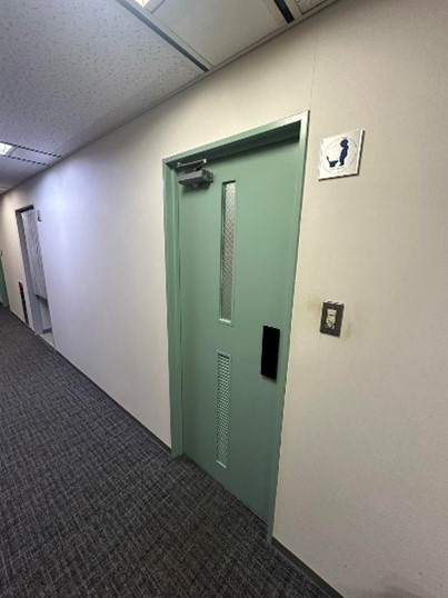 オフィスのトイレ扉塗装工事