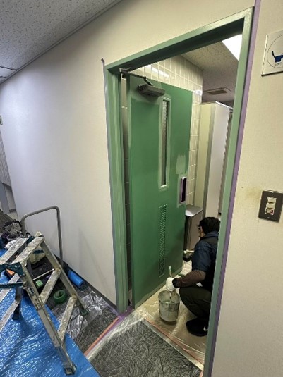 オフィスのトイレ扉塗装工事