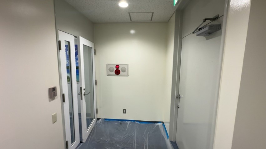 塗装壁へのクロス貼り工事